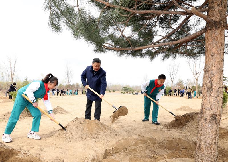 習近平在參加首都義務植樹活動時強調：全社會都做生態文明建設的實踐者推動者 讓祖國天更藍山更綠水更清生態環境更美好
